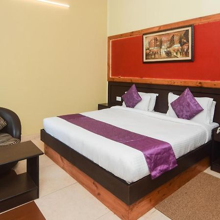 Hotel Varuna Váránaszi Kültér fotó