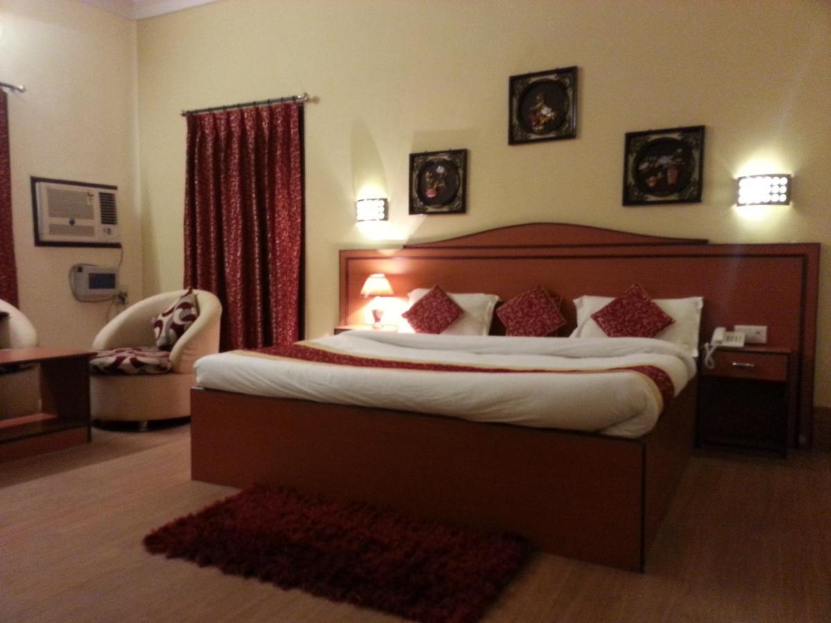 Hotel Varuna Váránaszi Kültér fotó