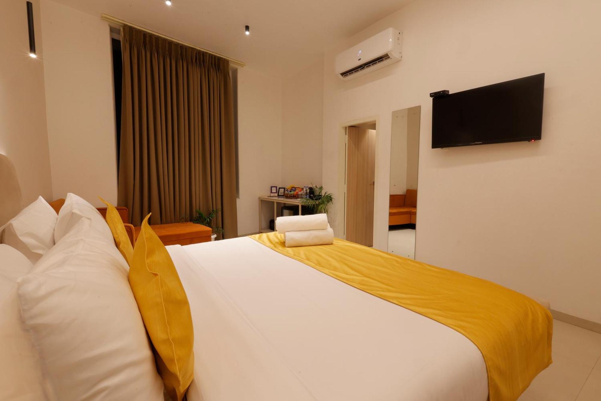 Hotel Varuna Váránaszi Kültér fotó