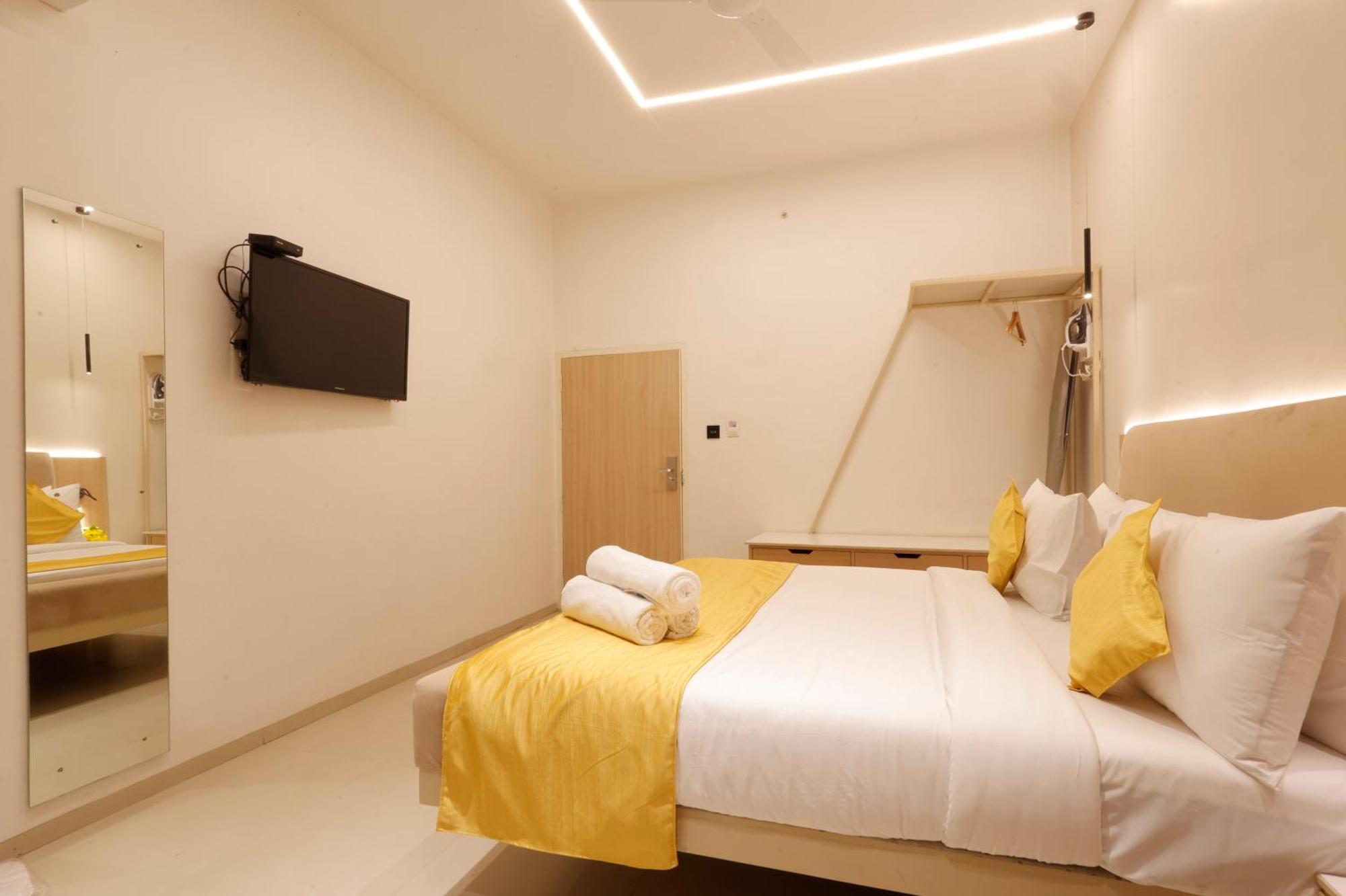 Hotel Varuna Váránaszi Kültér fotó