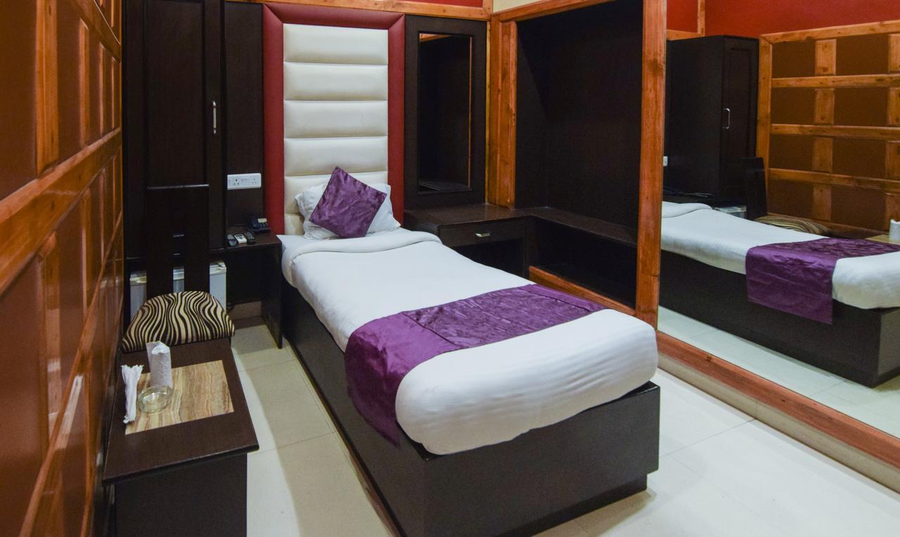 Hotel Varuna Váránaszi Kültér fotó