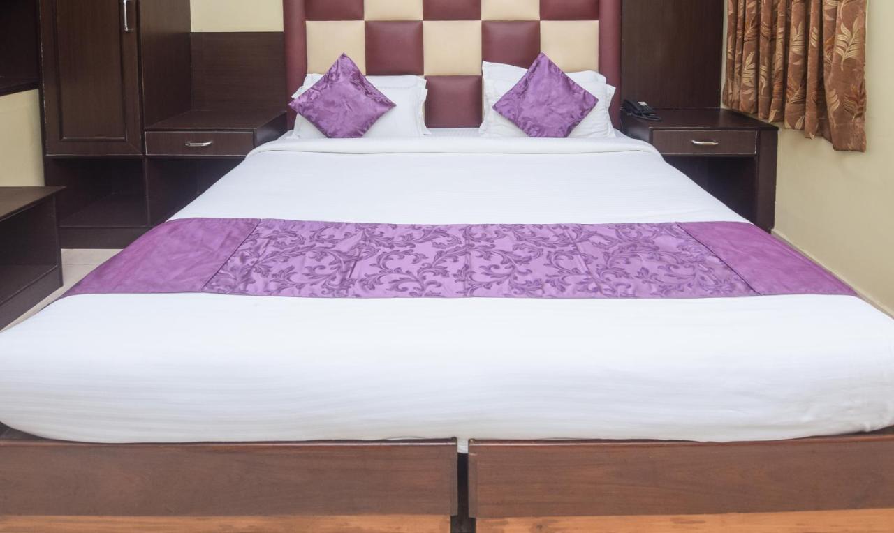 Hotel Varuna Váránaszi Kültér fotó