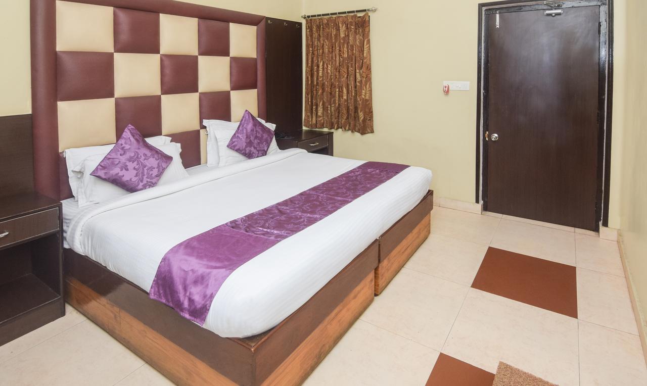 Hotel Varuna Váránaszi Kültér fotó