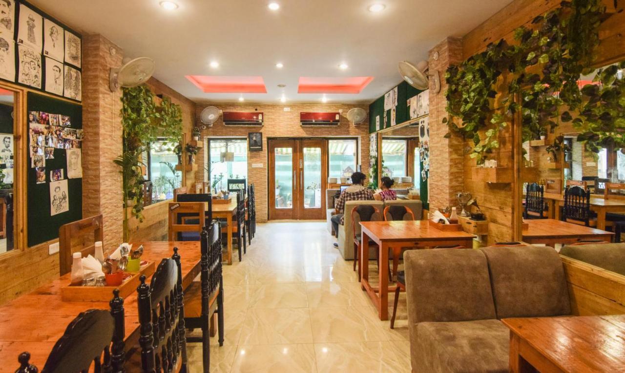 Hotel Varuna Váránaszi Kültér fotó