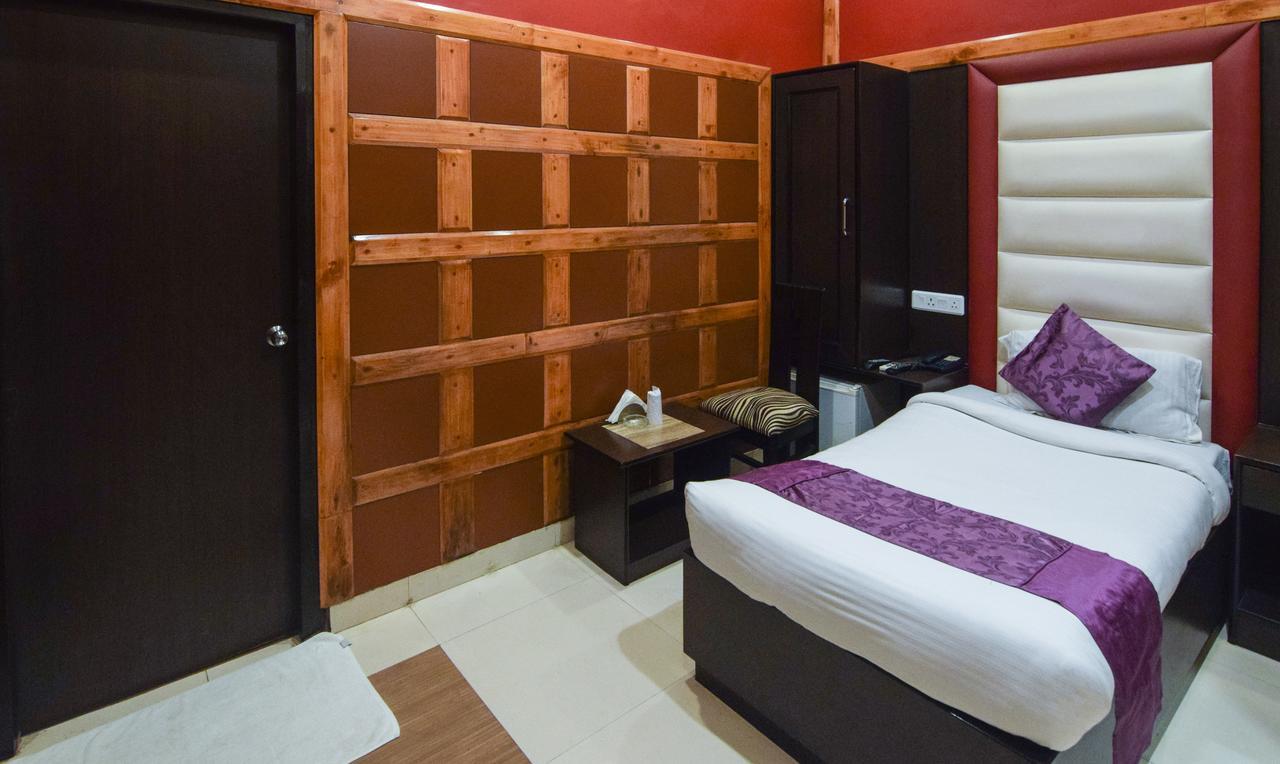Hotel Varuna Váránaszi Kültér fotó