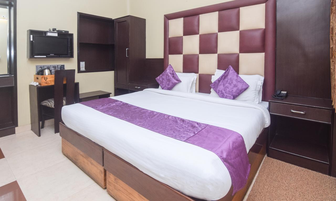 Hotel Varuna Váránaszi Kültér fotó