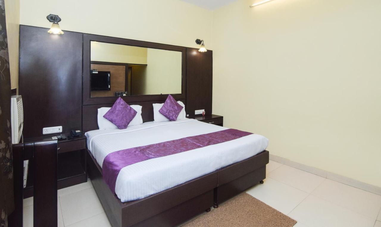 Hotel Varuna Váránaszi Kültér fotó