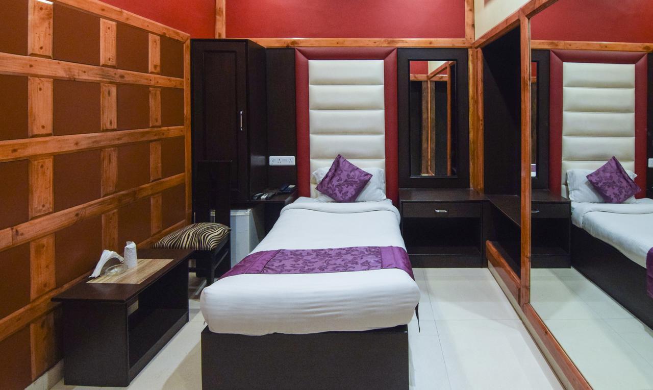 Hotel Varuna Váránaszi Kültér fotó