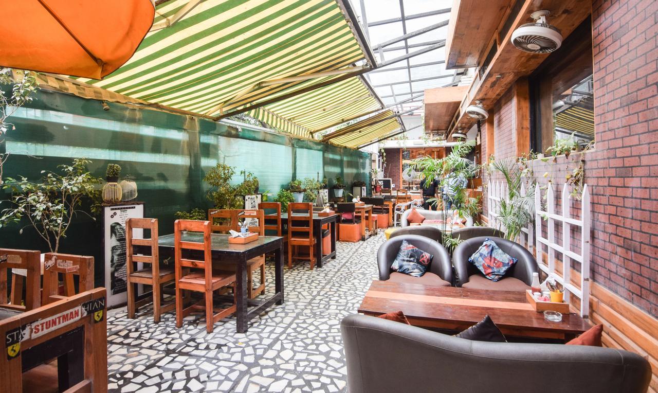 Hotel Varuna Váránaszi Kültér fotó